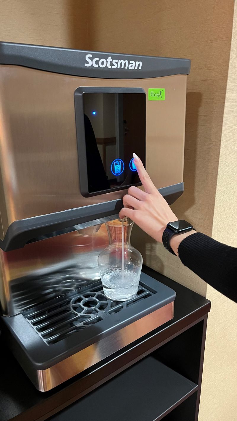 Ice-/water dispensers