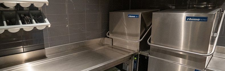 De voordelen van een automatische kap bij doorschuifvaatwassers