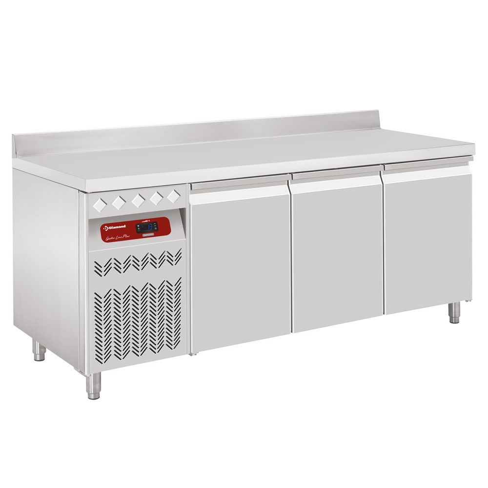 Diamond Mesa refrigerada ventilada com painel traseiro, 3 portas GN 1/1, grupo de 405 litros no lado esquerdo.